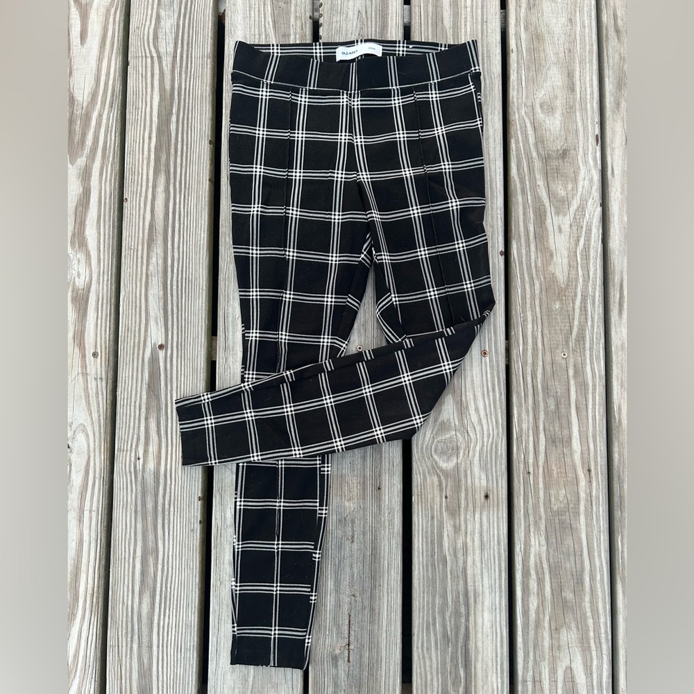 Women’s pull-on pants in windowpane plaid print. Stretchy and new without tags!